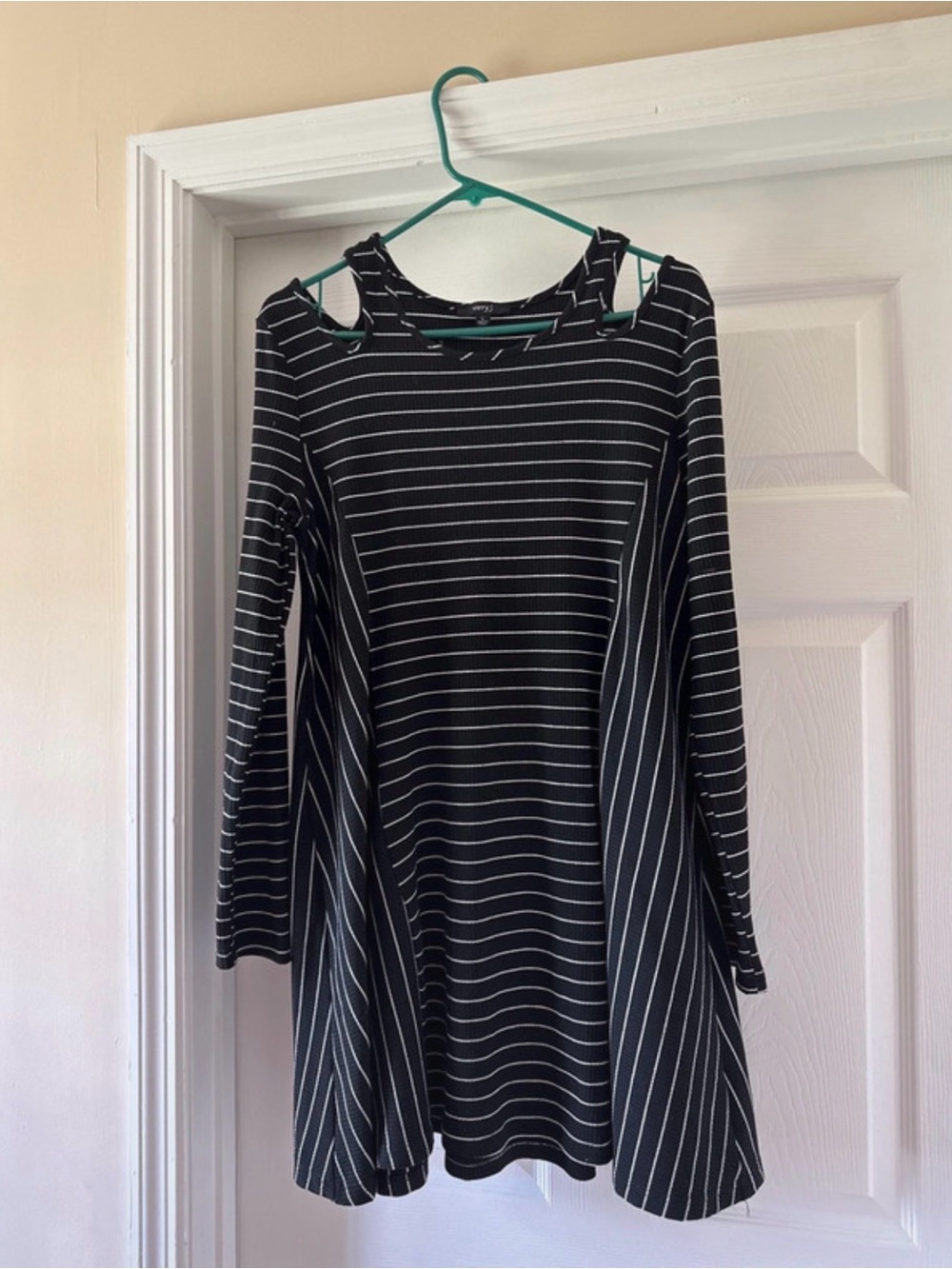 Veryj Black & White Cotton Blend Striped Cold-Shoulder Swing Dress size Large